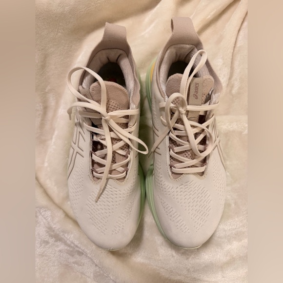 ASICS Gel Nimbus 25 Women's Cream and Green Athletic Shoes - Picture 6 of 6